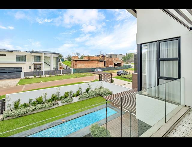 4 BEDROOM HOUSE FOR SALE IN HELDERFONTEIN ESTATE